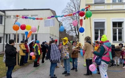 Bunter Faschingsumzug in Pernitz: Ein Tag voller Musik, Süßigkeiten und guter Laune