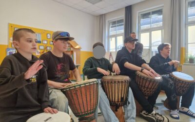 Rhythmus, Lachen und gute Laune – Trommelworkshop an der Förderschule Pernitz